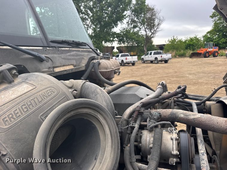 image for item FB7327 2006 Freightliner Columbia 120 semi truck