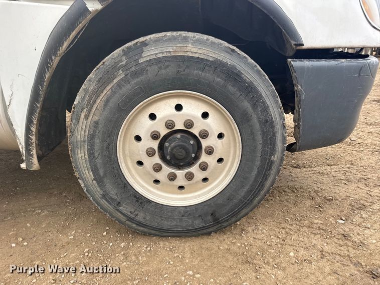 image for item FB7327 2006 Freightliner Columbia 120 semi truck