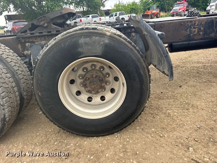image for item FB7327 2006 Freightliner Columbia 120 semi truck