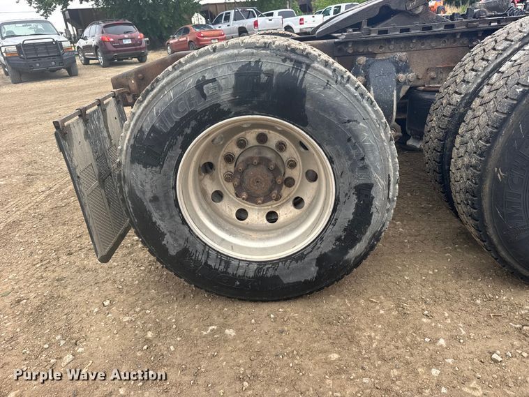 image for item FB7327 2006 Freightliner Columbia 120 semi truck