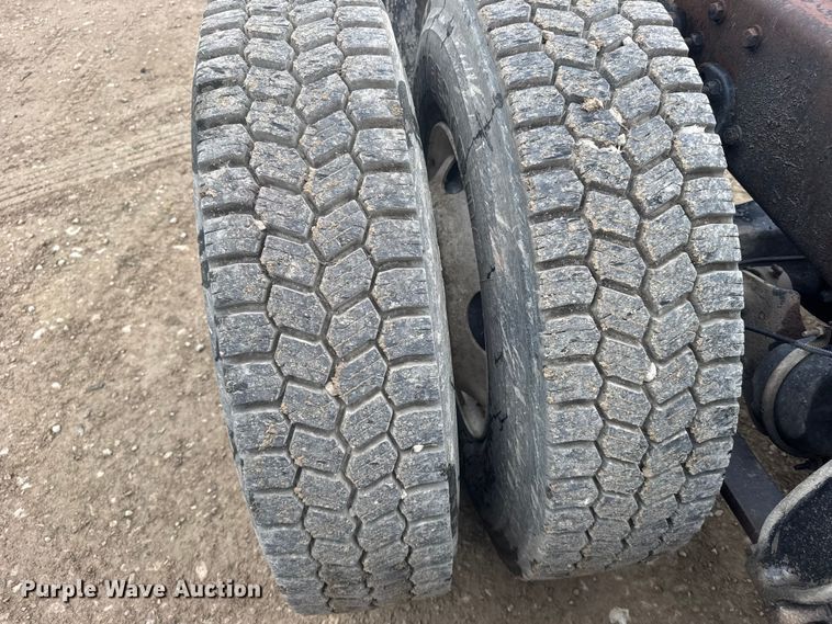 image for item FB7327 2006 Freightliner Columbia 120 semi truck