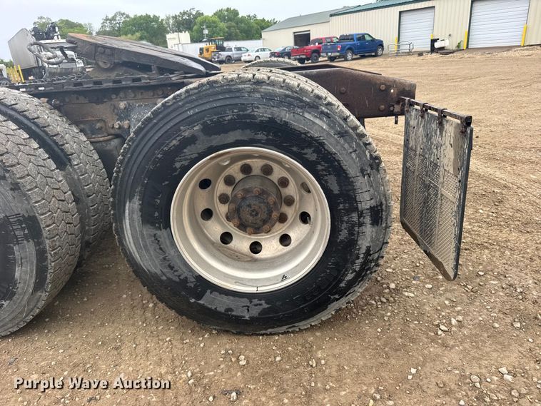 image for item FB7327 2006 Freightliner Columbia 120 semi truck