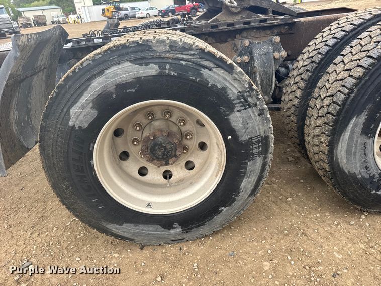 image for item FB7327 2006 Freightliner Columbia 120 semi truck