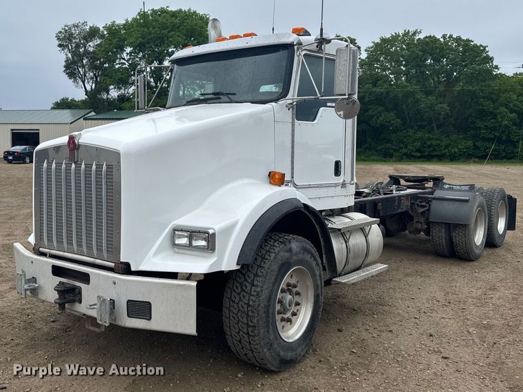 image for item FB7330 2009 Kenworth T800 semi truck