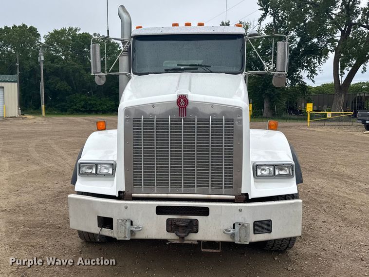 image for item FB7330 2009 Kenworth T800 semi truck