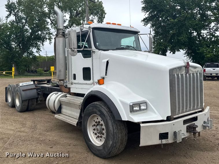 image for item FB7330 2009 Kenworth T800 semi truck