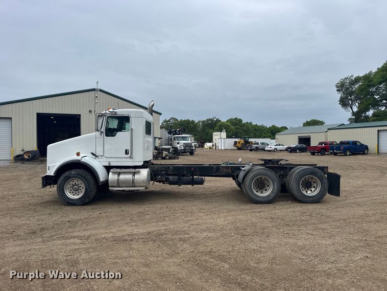 image for item FB7330 2009 Kenworth T800 semi truck