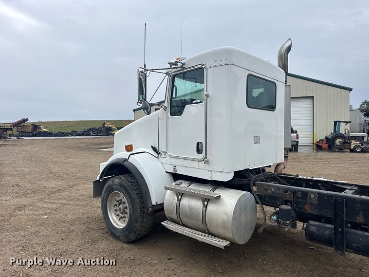 image for item FB7330 2009 Kenworth T800 semi truck