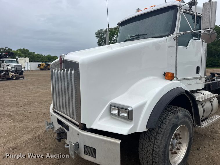image for item FB7330 2009 Kenworth T800 semi truck