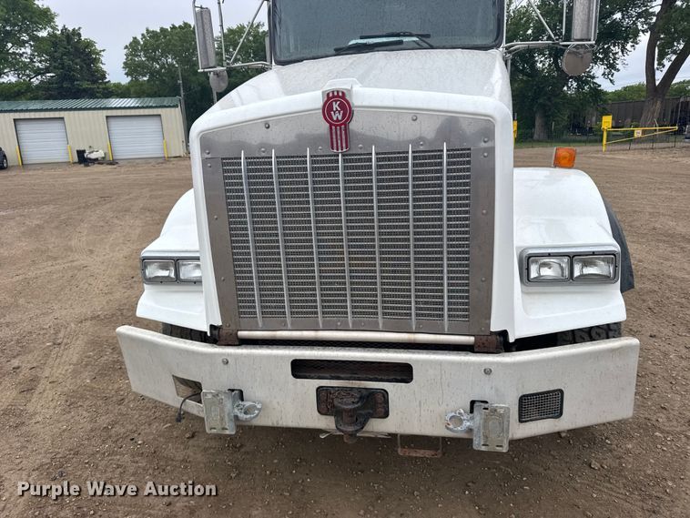 image for item FB7330 2009 Kenworth T800 semi truck