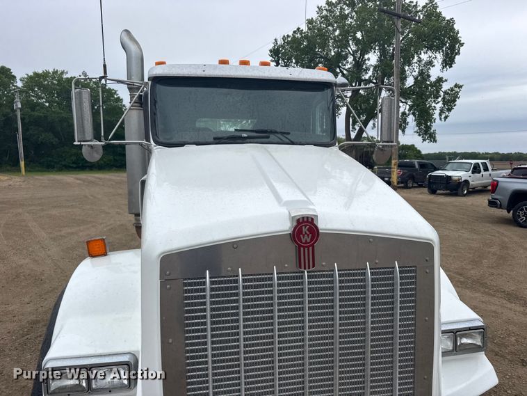 image for item FB7330 2009 Kenworth T800 semi truck