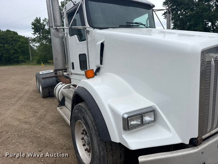 image for item FB7330 2009 Kenworth T800 semi truck
