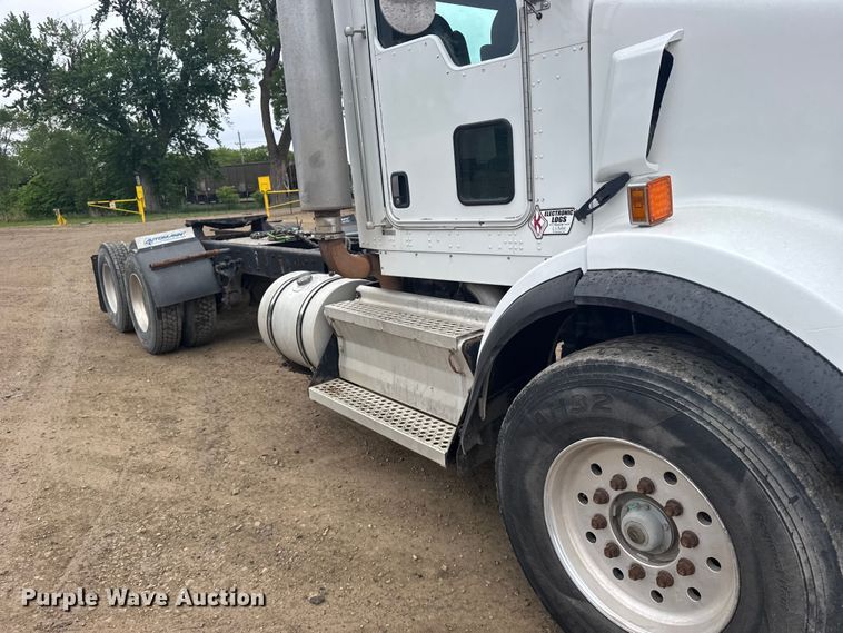 image for item FB7330 2009 Kenworth T800 semi truck