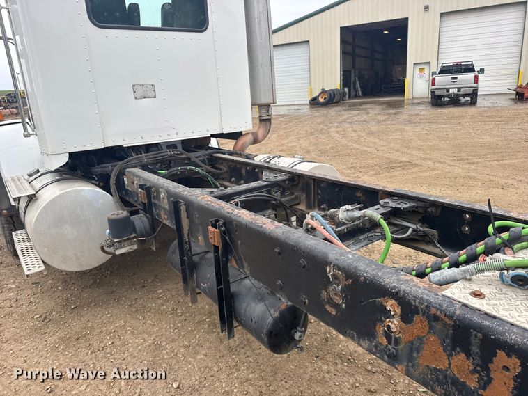 image for item FB7330 2009 Kenworth T800 semi truck