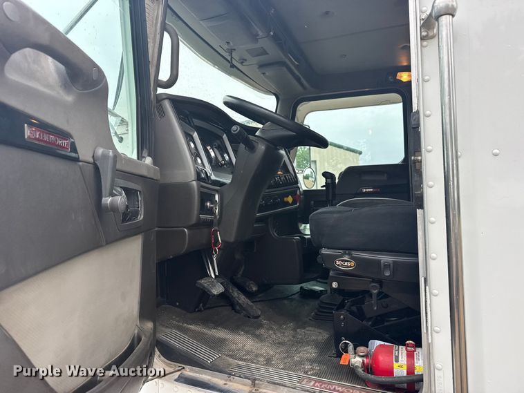image for item FB7330 2009 Kenworth T800 semi truck