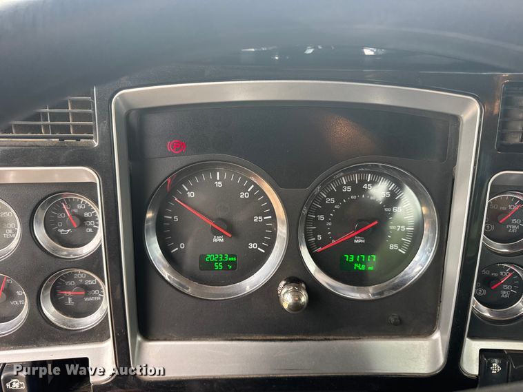 image for item FB7330 2009 Kenworth T800 semi truck
