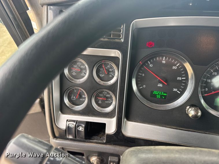image for item FB7330 2009 Kenworth T800 semi truck
