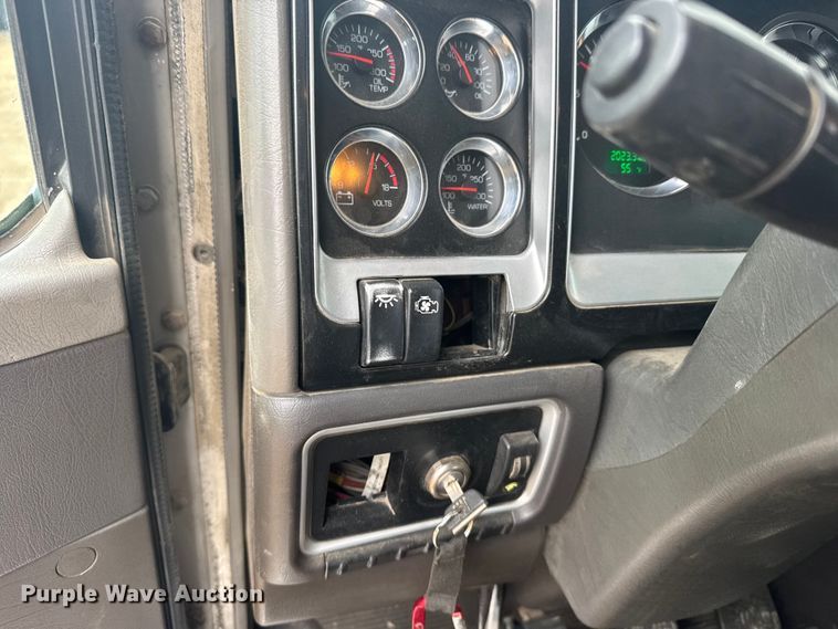 image for item FB7330 2009 Kenworth T800 semi truck