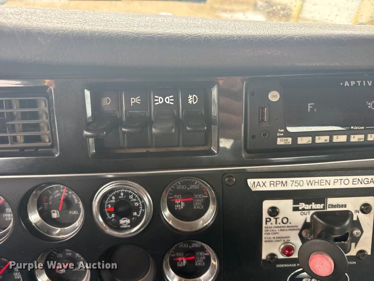 image for item FB7330 2009 Kenworth T800 semi truck