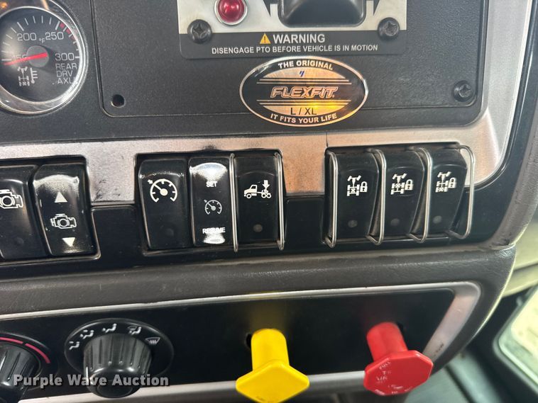 image for item FB7330 2009 Kenworth T800 semi truck