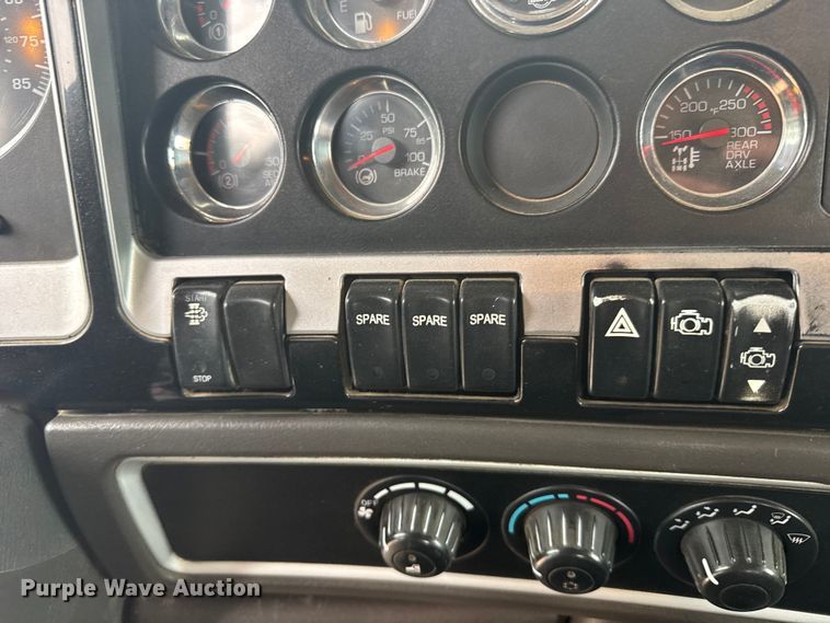 image for item FB7330 2009 Kenworth T800 semi truck