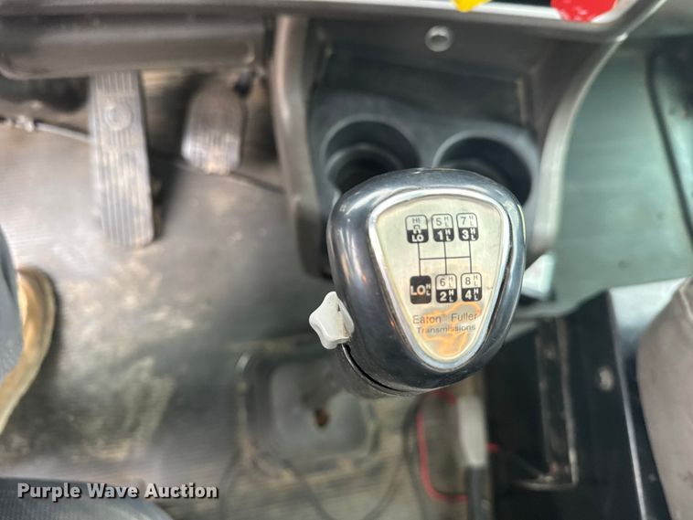 image for item FB7330 2009 Kenworth T800 semi truck