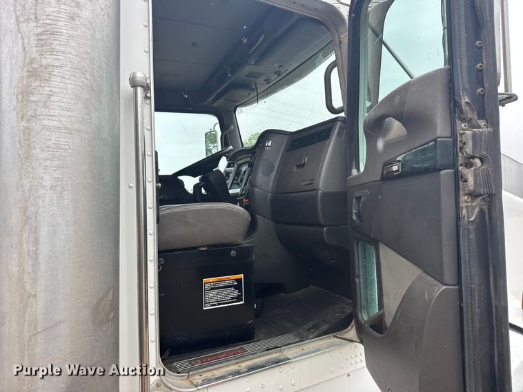 image for item FB7330 2009 Kenworth T800 semi truck