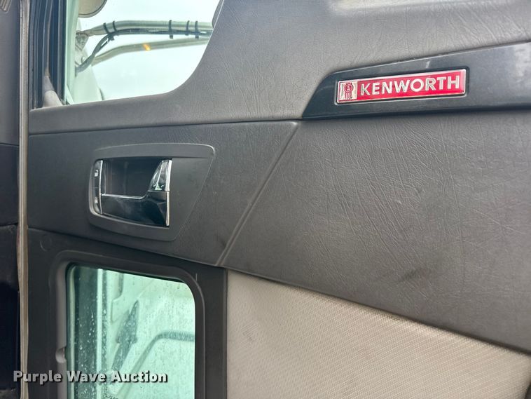image for item FB7330 2009 Kenworth T800 semi truck