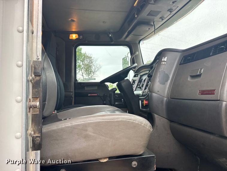 image for item FB7330 2009 Kenworth T800 semi truck