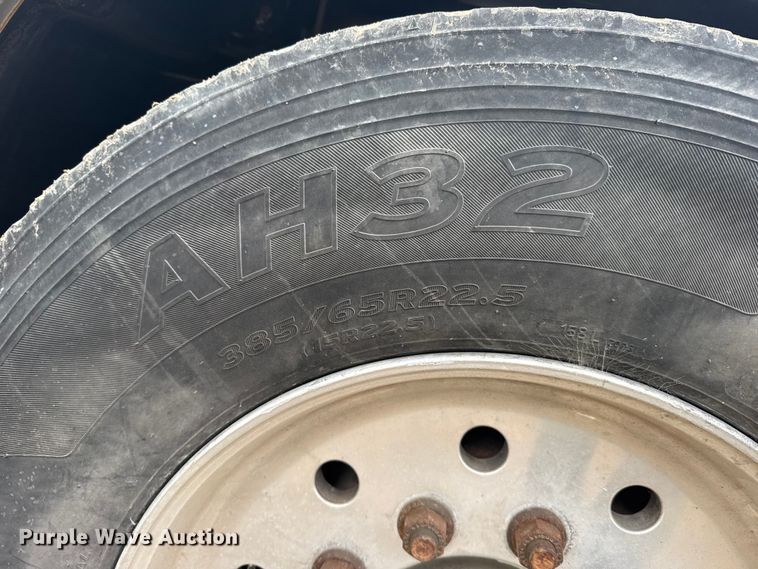 image for item FB7330 2009 Kenworth T800 semi truck