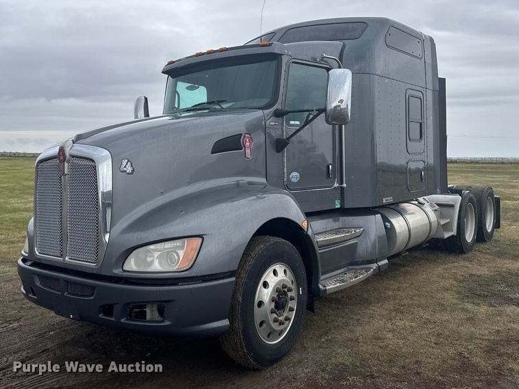 image for item FB7331 2014 Kenworth T660 semi truck