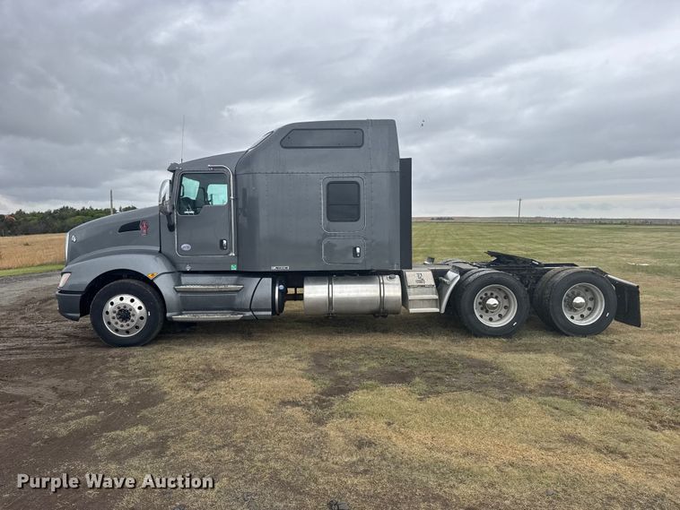 image for item FB7331 2014 Kenworth T660 semi truck