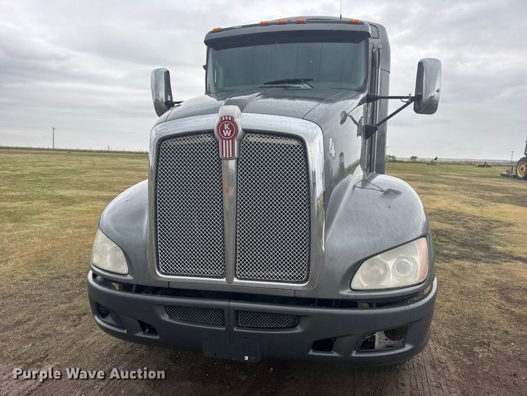 image for item FB7331 2014 Kenworth T660 semi truck