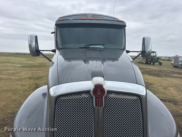 image for item FB7331 2014 Kenworth T660 semi truck