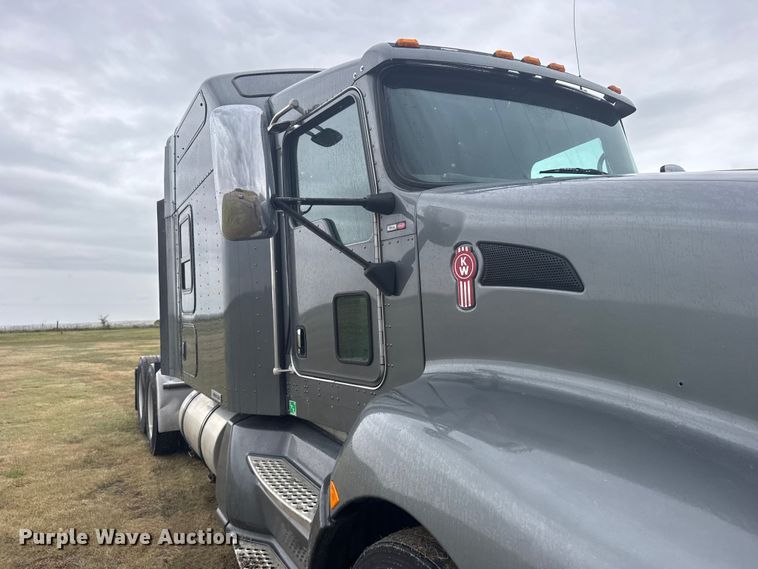image for item FB7331 2014 Kenworth T660 semi truck