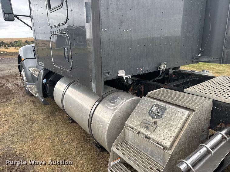 image for item FB7331 2014 Kenworth T660 semi truck