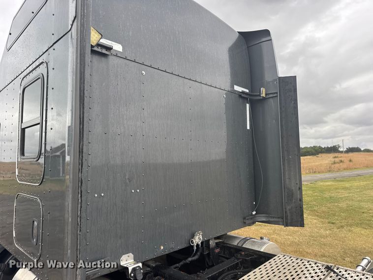 image for item FB7331 2014 Kenworth T660 semi truck