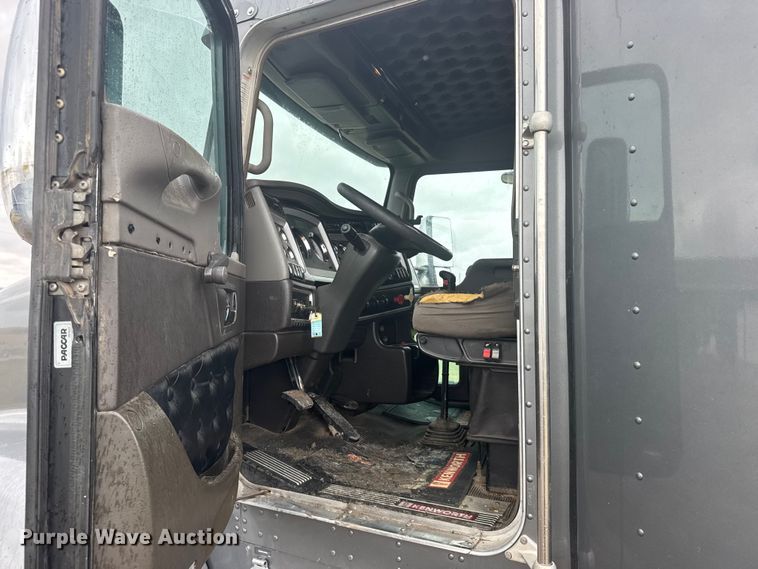 image for item FB7331 2014 Kenworth T660 semi truck