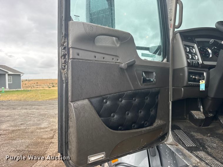 image for item FB7331 2014 Kenworth T660 semi truck