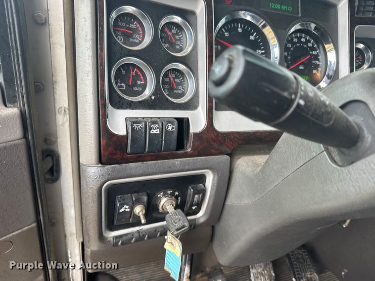 image for item FB7331 2014 Kenworth T660 semi truck