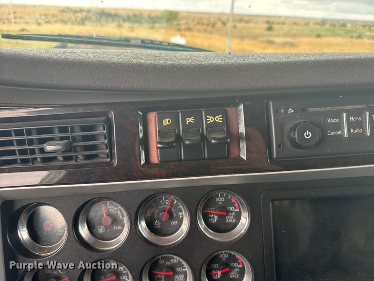 image for item FB7331 2014 Kenworth T660 semi truck