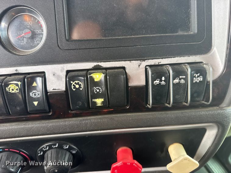 image for item FB7331 2014 Kenworth T660 semi truck