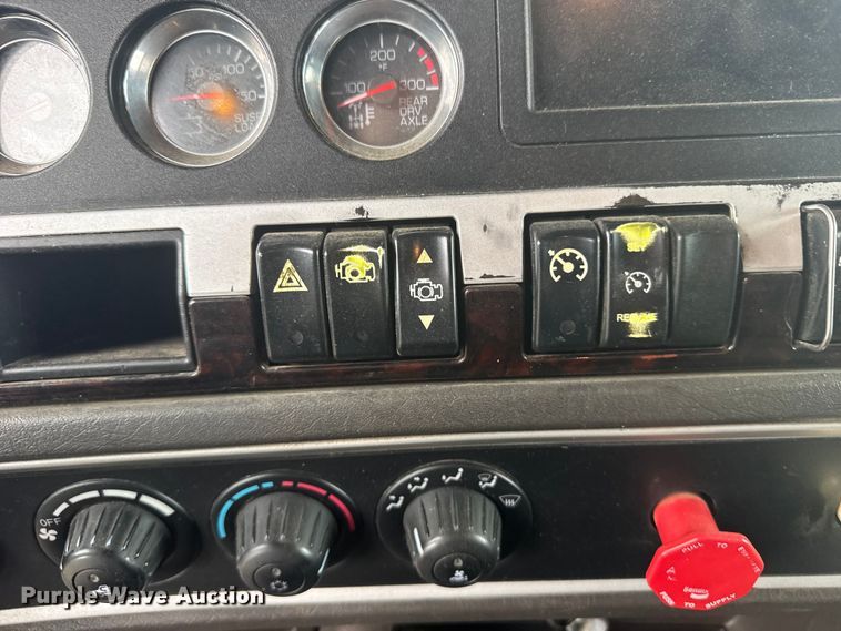 image for item FB7331 2014 Kenworth T660 semi truck
