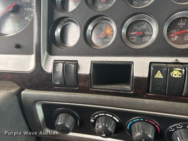 image for item FB7331 2014 Kenworth T660 semi truck