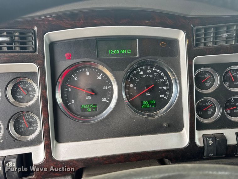 image for item FB7331 2014 Kenworth T660 semi truck