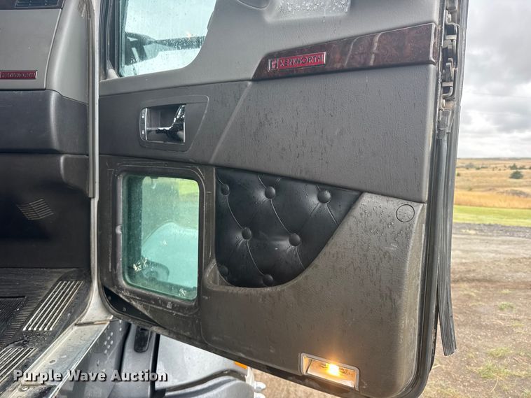 image for item FB7331 2014 Kenworth T660 semi truck