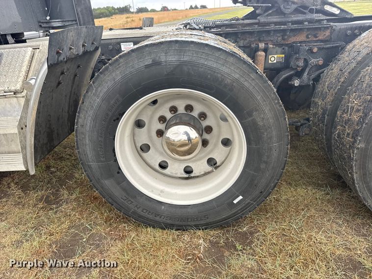 image for item FB7331 2014 Kenworth T660 semi truck