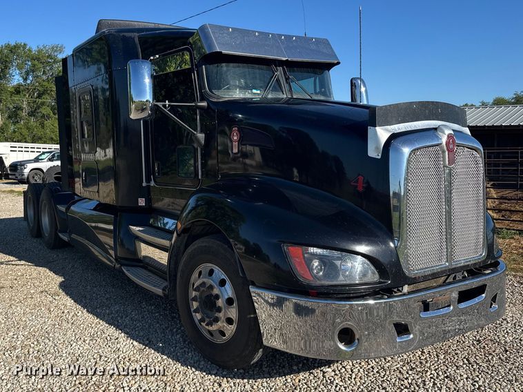 image for item FB7351 2017 Kenworth T660 semi truck