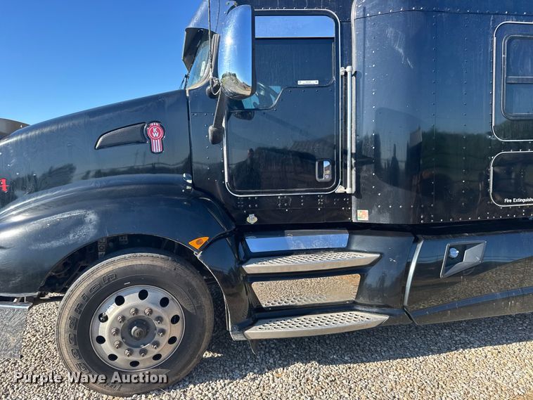 image for item FB7351 2017 Kenworth T660 semi truck