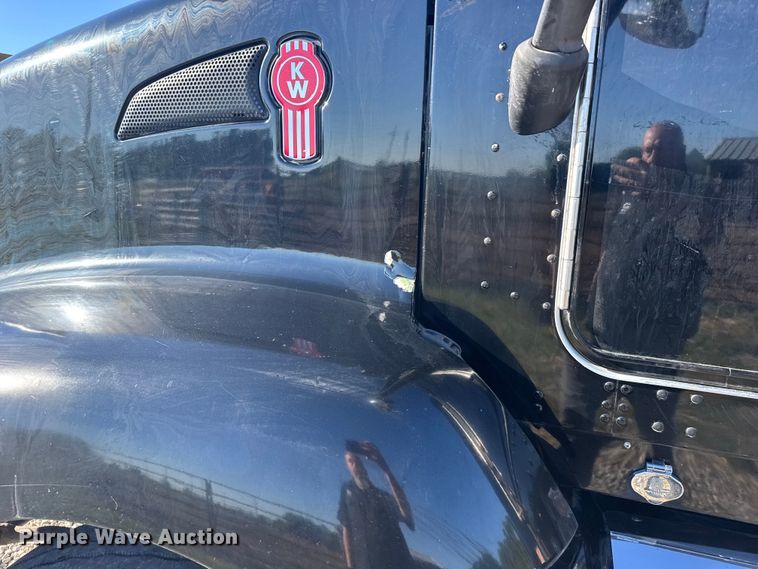 image for item FB7351 2017 Kenworth T660 semi truck